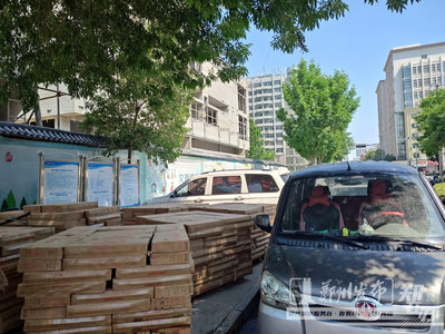 鄭州房地產(chǎn)開發(fā)亂象 人行道變身停車場料場，路口人車混行擁堵頻發(fā)